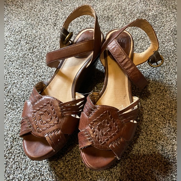 Frye Shoes - Frye huarache wedge guc